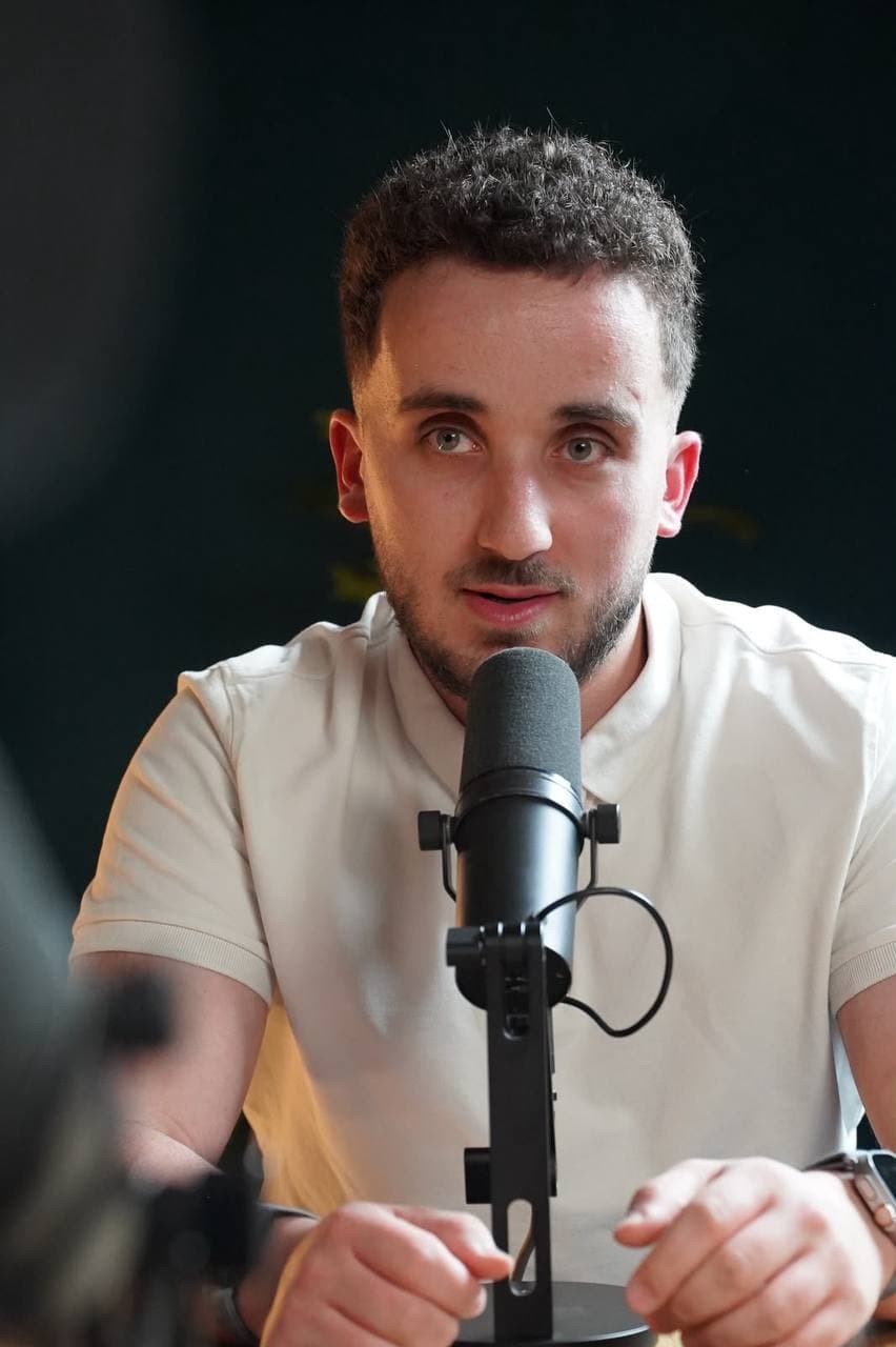 Josua Kentros au micro, coulisses du cabinet