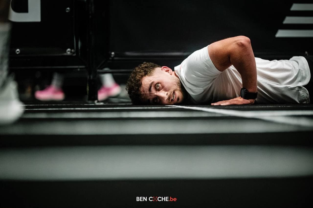 Josua Kentros au sol lors d'une compétition Hyrox, épreuve de burpees