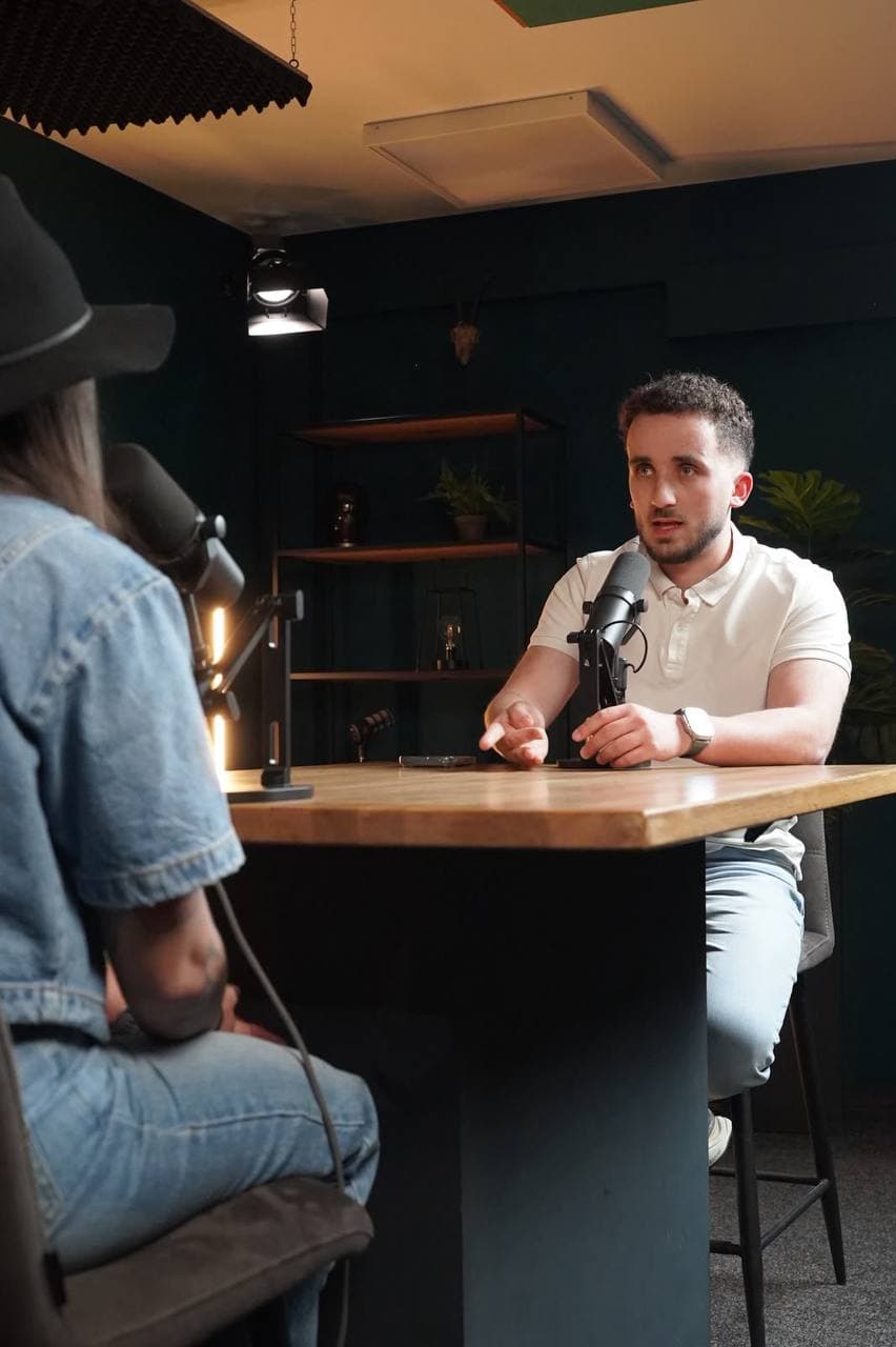 Josua Kentros en interview, échange autour du sport et de la santé