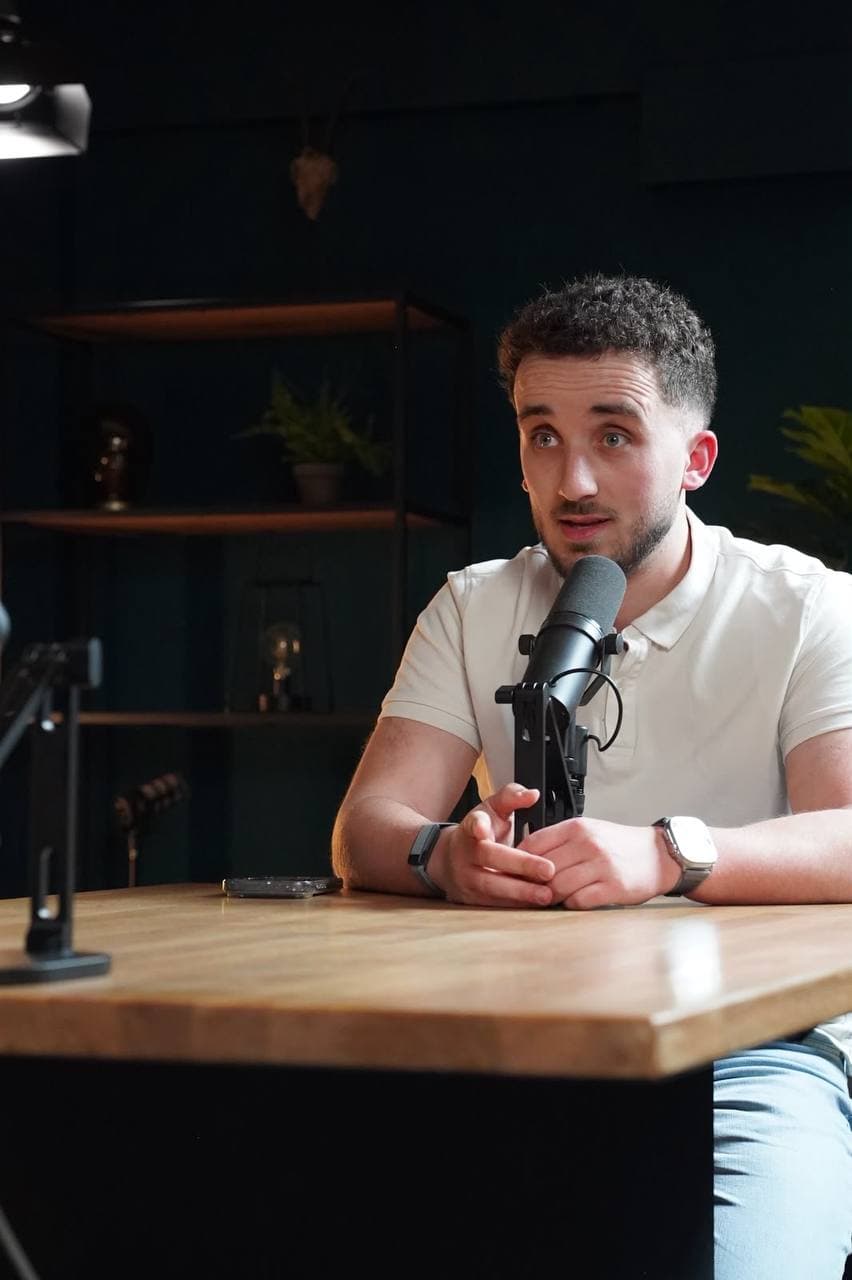 Josua Kentros au micro, plateau podcast
